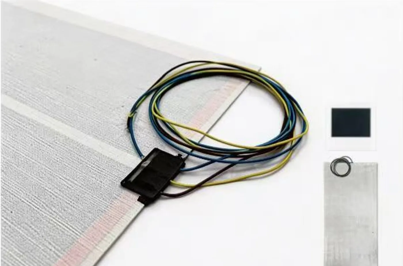 SafeTech EGS thin-overmoulded heater for dry laying, with its cable tail, sensor and thermostat