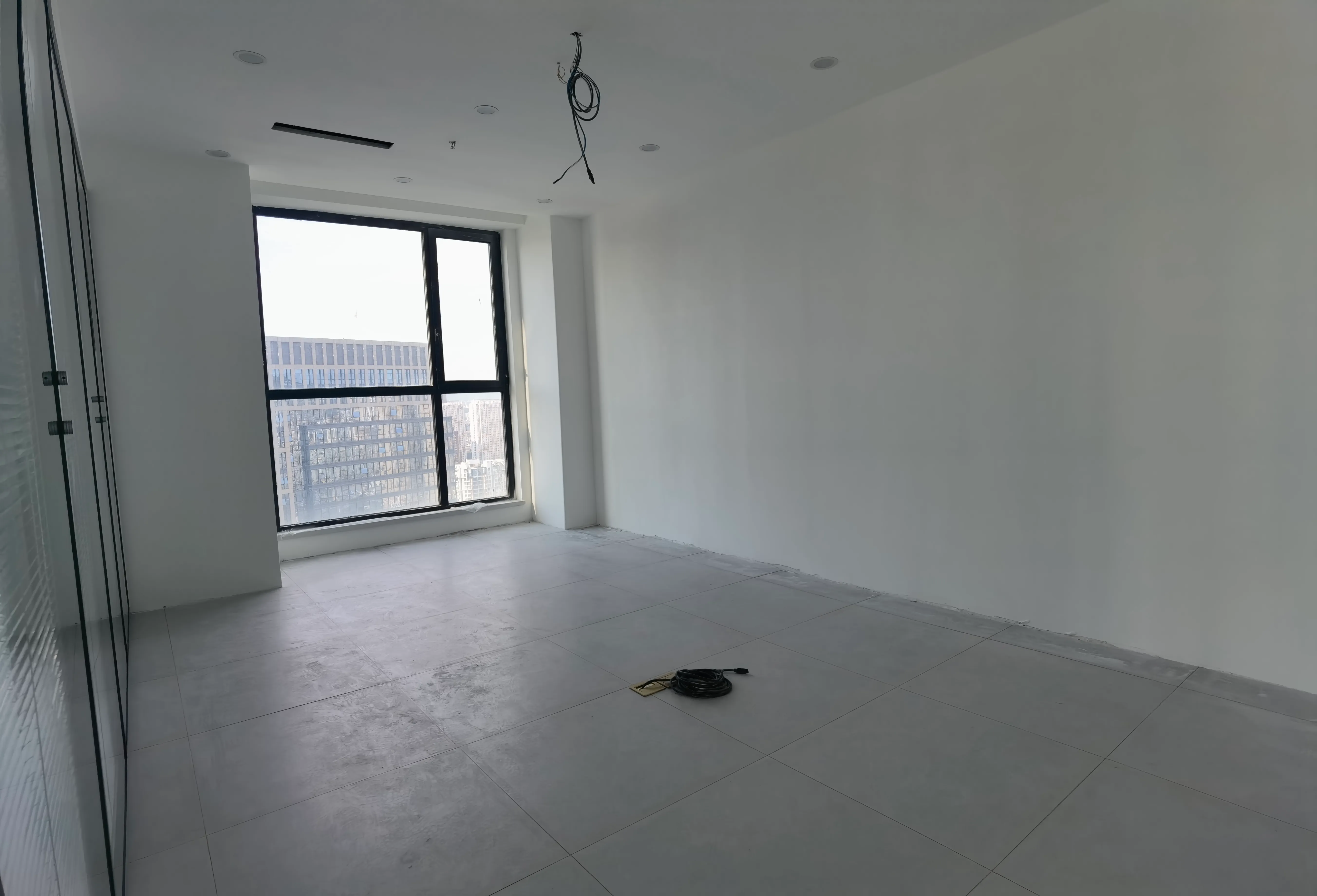 Finished office floor in Laoshan with no visible heating hardware