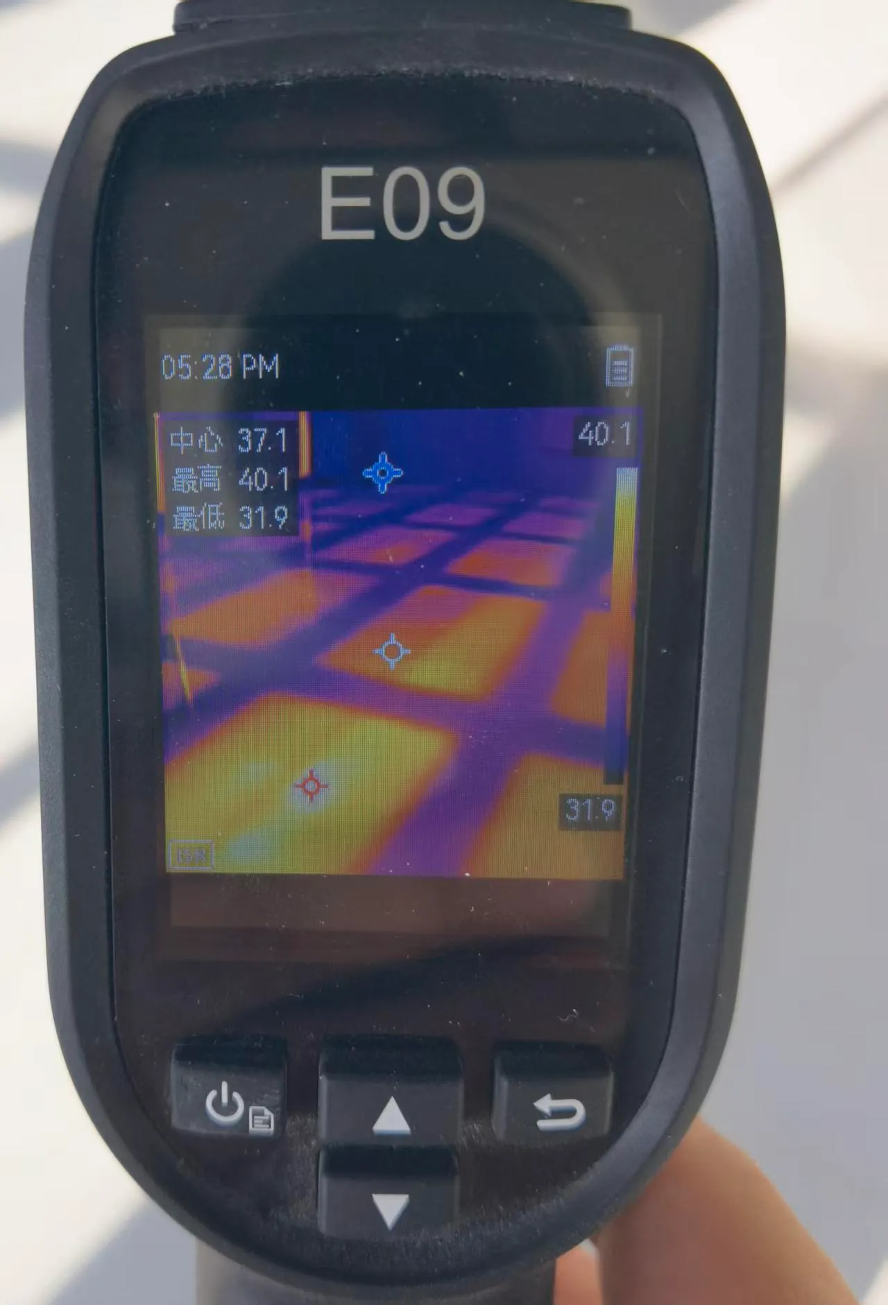Second thermal-camera view of the heated office floor during commissioning
