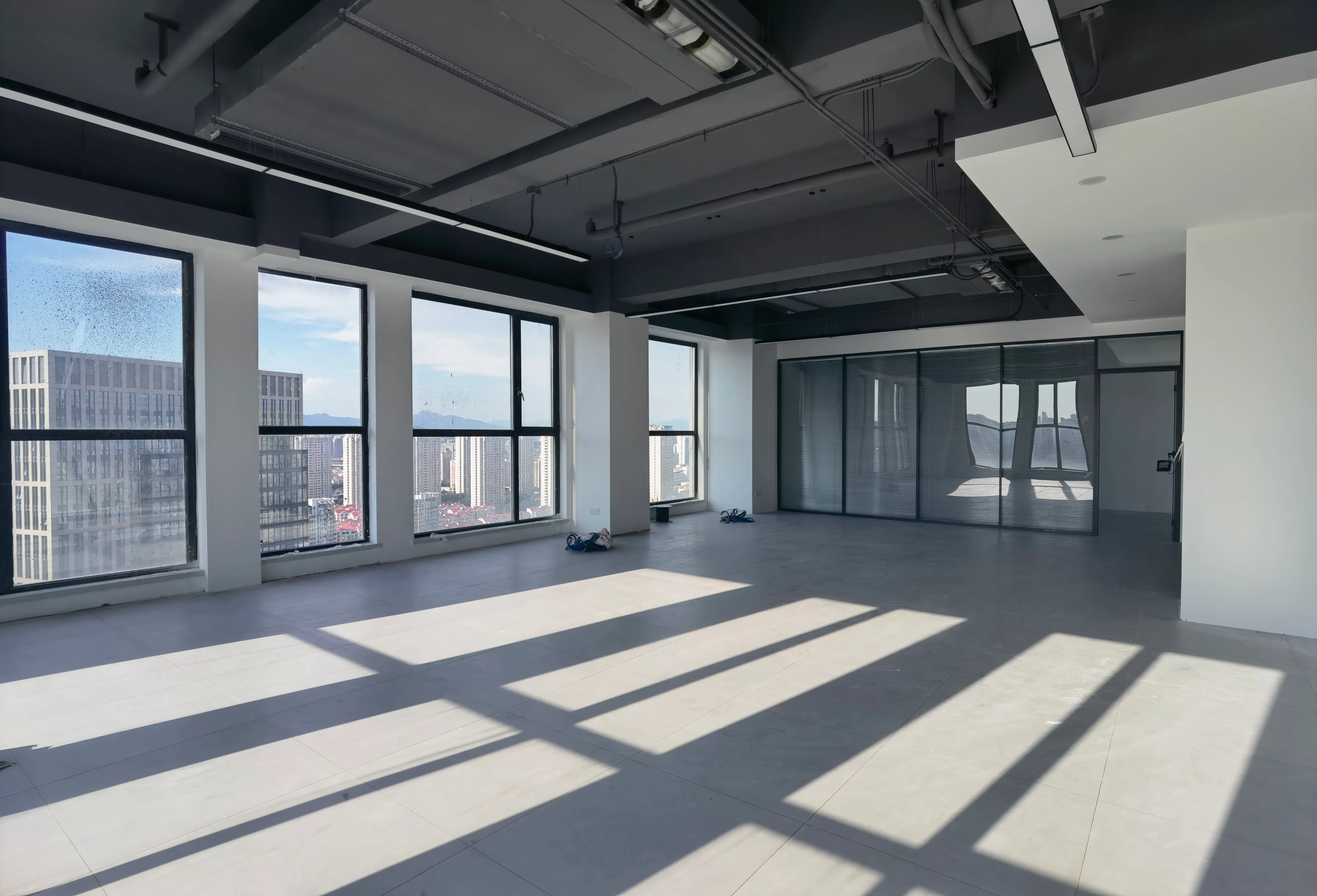 Finished tiled office floor in Laoshan, Qingdao, with a window wall facing the sea