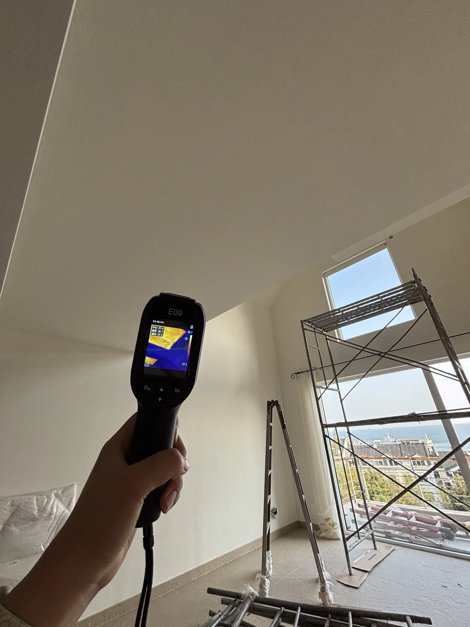 A thermal camera pointed at the sloping sun-room ceiling, showing the warm area on the slope